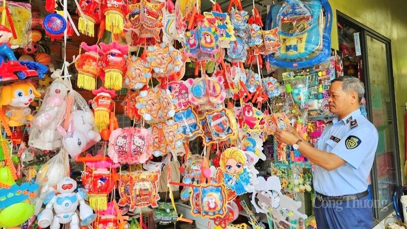 Lực lượng QLTT tỉnh Gia Lai kiểm tra hàng hoá dịp Trung thu. Ảnh: Hiền Mai