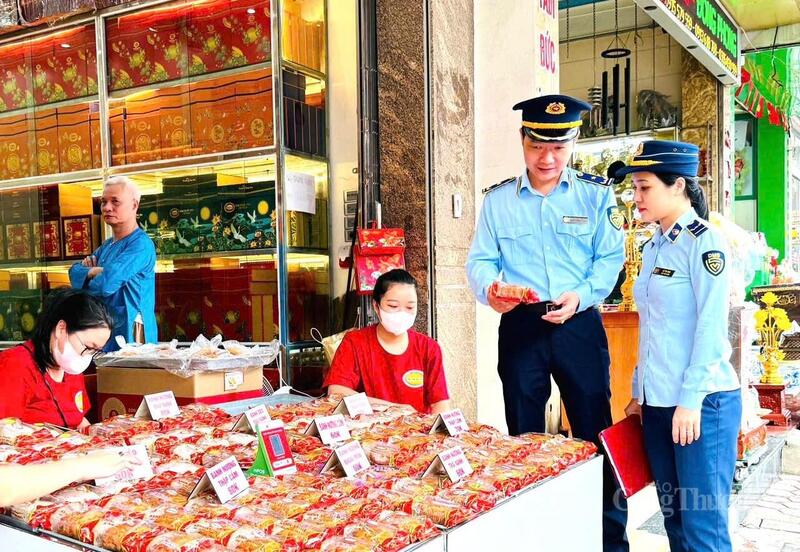 Lực lượng Quản lý thị trường Thanh Hoa kiểm tra, giám sát việc kinh doanh mặt hàng bánh trung thu