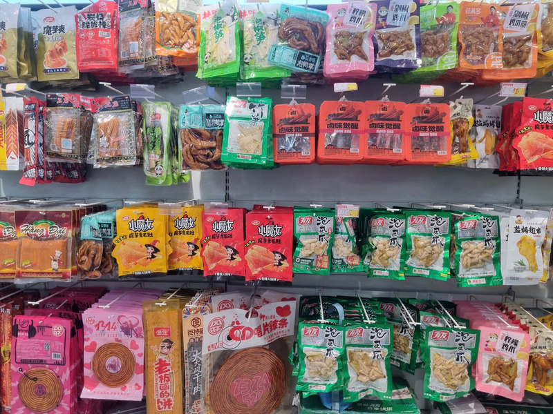 Nhiều sản phẩm tại cửa hàng Trung Quốc Meiyijia không gián tem nhãn phụ theo quy định.