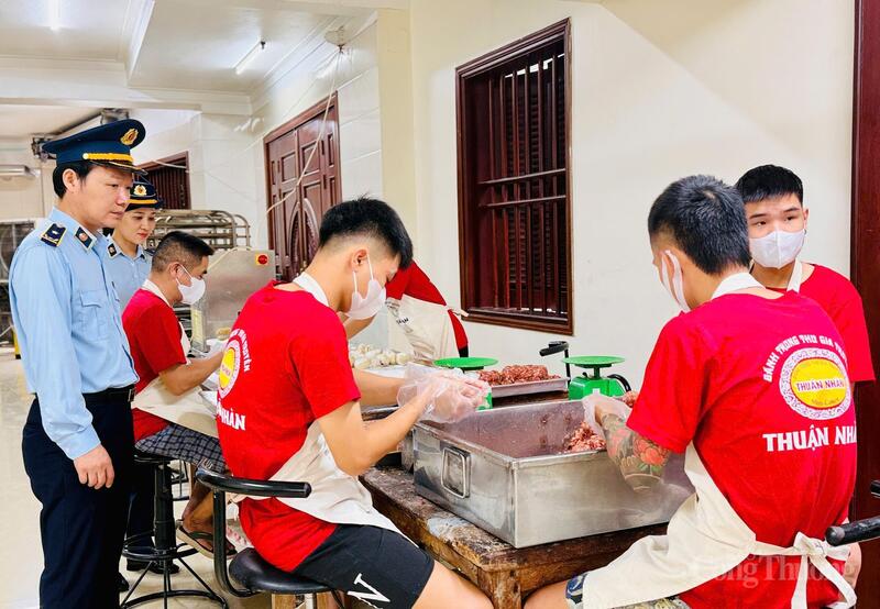 Cán bộ đội Quản lý thị trường số 1 (Chi cục Quản lý thị trường Thanh Hóa) giám sát hoạt động sản xuất bánh Trung thu của 1 cơ sở tại phường Hạc Thành