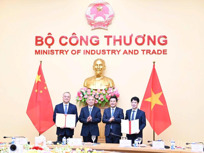 Bộ trưởng Bộ Công Thương Nguyễn Hồng Diên và Bí thư Tỉnh ủy Sơn Đông Lâm Vũ chứng kiến trao văn kiện hợp tác giữa các đơn vị chức năng hai bên.