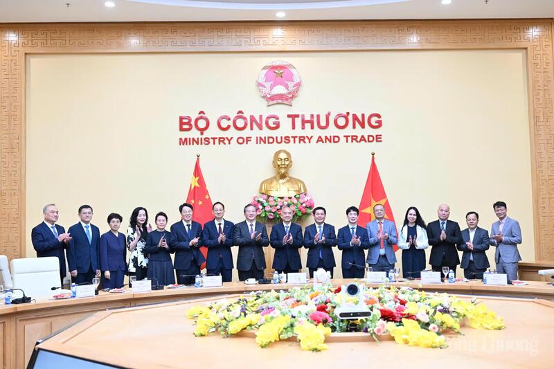 Bộ trưởng Bộ Công Thương Nguyễn Hồng Diên và Bí thư Tỉnh ủy Sơn Đông Lâm Vũ cùng đại diện hai bên.