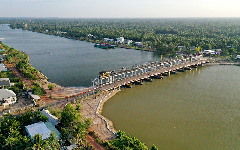 Cống đập Láng Thé trên địa bàn xã Nhị Long góp phần đảm bảo nguồn nước tưới tiêu phục vụ sản xuất. Ảnh: BÁ THI