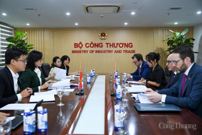 Thứ trưởng Phan Thị Thắng và Ngài Matt Western trao đổi nhiều nội dung quan trọng liên quan đến việc triển khai Hiệp định UKVFTA và CPTPP