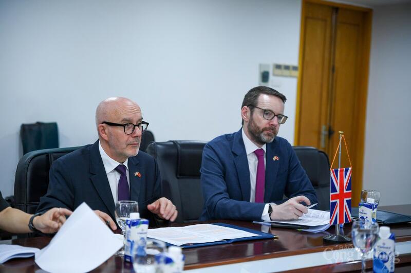 Ngài Matt Western, Nghị sĩ Quốc hội Anh, Đặc phái viên Thủ tướng Anh về thương mại tại Việt Nam phát biểu tại buổi làm việc