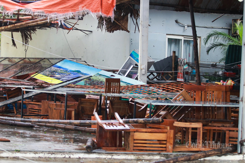 Hình ảnh ghi nhận tại dãy nhà hàng dọc Khu du lịch biển Thiên Cầm.