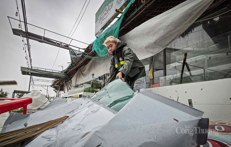 Mái tôn của nhiều hộ dân, nhà hàng bị cuốn phăng, nằm vương vãi khắp đường.