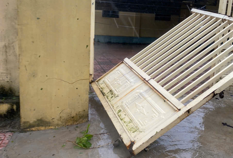 Hộ dân ở Hà Tĩnh mất trắng hàng chục tấn cá lồng bè sau bão số 10 - 8