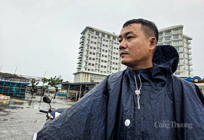 Trở về nhà hàng sau đêm dài tránh bão, anh Trần Đô Na (chủ nhà hàng Quang Huệ) nghẹn ngào: Bão số 5 vừa sửa mái che hết 40 triệu đồng. Nay bão số 10 lại làm đổ mái che tiếp, cuốn bay nhiều thiết bị, thiệt hại khoảng 40 triệu đồng nữa. Năm nay, chúng tôi coi như mất trắng.