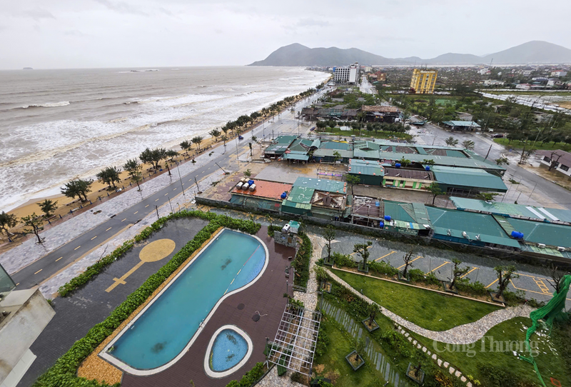 Theo ghi nhận của Phóng viên Báo Công Thương sáng 29/9 tại Khu du lịch Thiên Cầm, xã Thiên Cầm, Hà Tĩnh, sau nhiều giờ bão số 10 quần thảo, nơi đây trở nên tiêu điều, xơ xác. Cây xanh đổ rạp trên đường phố, một số khu vực bị mất điện trên diện rộng.