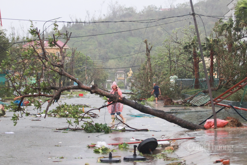 “Cơn bão này mạnh hơn bão số 5 rất nhiều. Nửa đêm gió giật mạnh, nhà hàng của tôi vừa khắc phục xong lại bị tốc mái lần nữa. Năm nay coi như làm ăn công cốc”, bà Học (chủ nhà hàng tại khu du lịch Thiên Cầm, xã Thiên Cầm) bày tỏ. Ảnh: Phúc Sơn.