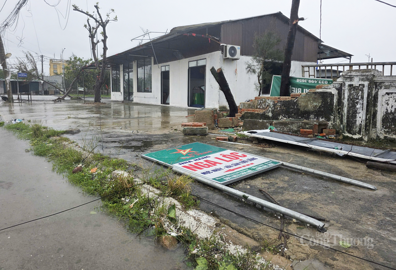 Bảng biển của đa số nhà hàng ở Khu du lịch Thiên Cầm gãy đổ, tan nát.