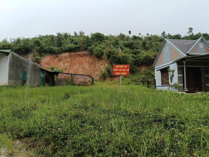 Chính quyền địa phương đã tiến hành cắm biển cảnh báo, vận động người dân tiếp tục ở lại nơi tạm trú, đợi khi thực sự an toàn mới về nhà. Ảnh: Nguyễn Dương
