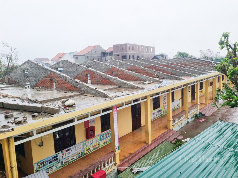 Theo ghi nhận của phóng viên, bão số 10 đổ bộ đã khiến tỉnh này chịu ảnh hưởng nặng nề. Trong ảnh là Trường Tiểu học xã Thạch Khê, gió giật mạnh đã khiến hàng loạt dãy nhà tốc mái, mảnh tôn bay khắp nơi. Ảnh: Người dân cung cấp.