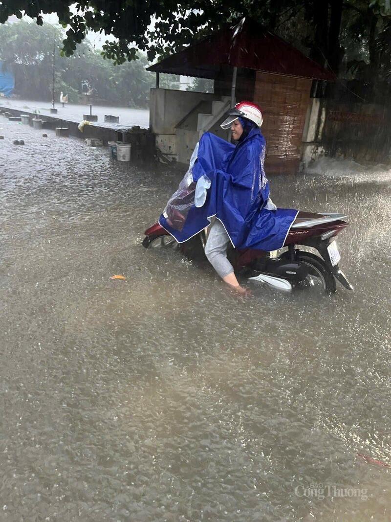 Khu vực Hòe Thị (phường Từ Liêm), nước ngập làm giao thông tê liệt.