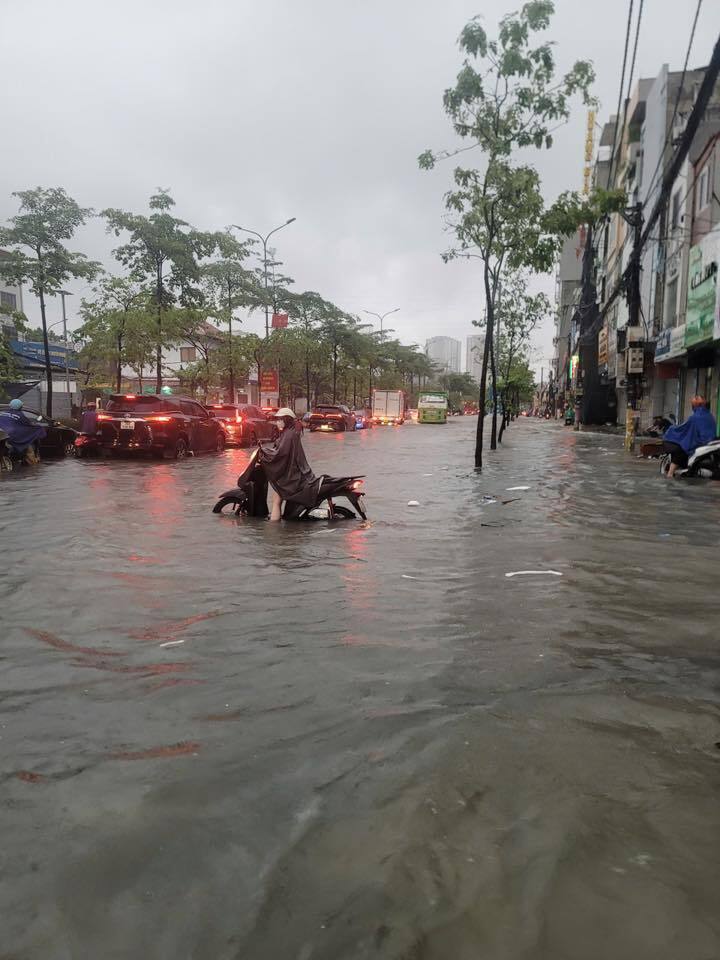 Quốc lộ 32 khu vực xã Hoài Đức thành "biển" nước sáng 30/8.