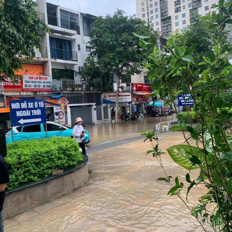 Chung cư Báo Nhân Dân (phường Từ Liêm) ngập sâu.