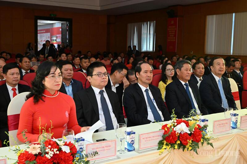 Thứ trưởng Bộ Công Thương Phan Thị Thắng, Thứ trưởng Bộ Công Thương Trương Thanh Hoài cùng các đại biểu tham dự Đại hội.