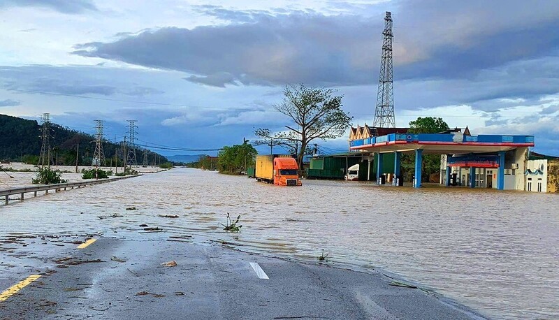 Quốc lộ 1A qua Hà Tĩnh ngập sâu. Ảnh: Phúc Sơn
