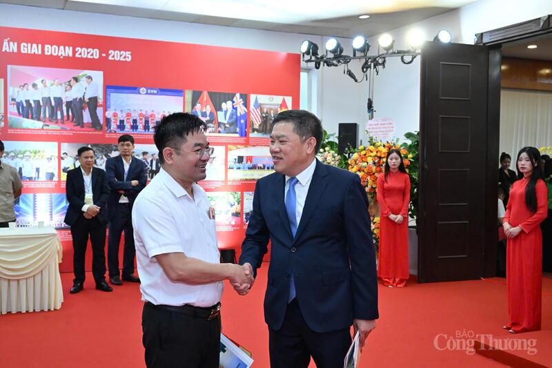 Nhà báo Nguyễn Văn Minh - Tổng Biên tập Báo Công Thương gặp gỡ, trao đổi với các đại biểu tham dự Đại hội thi đua yêu nước ngành Công Thương lần thứ IV (2025 - 2030).