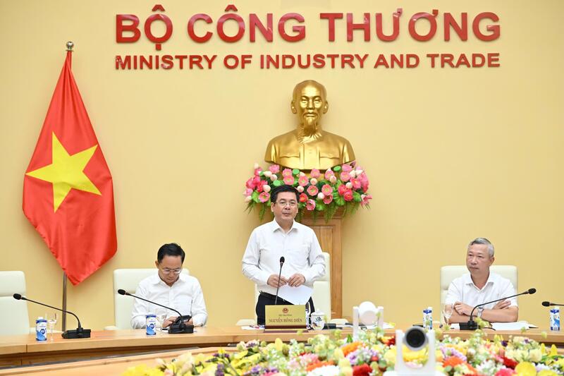 Bộ trưởng Nguyễn Hồng Diên khẳng định, Nghị quyết số 70 - NQ/TW của Bộ Chính trị là mệnh lệnh của thực tiễn, không còn chỗ cho sự chần chừ; ai không đồng thuận với cải cách phải “đứng sang một bên”. Ảnh: Cấn Dũng.