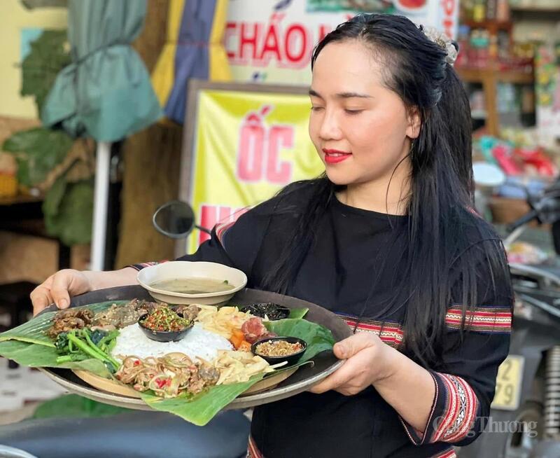 Những bữa cơm đậm đà hương vị Jrai cũng đã bước lên “chợ mạng”. Ảnh: Hiền Mai