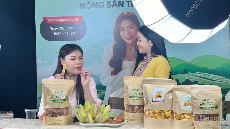 Người dân biết cách bán nông sản bằng công nghệ số, mở ra cơ hội tiêu thụ rộng khắp. Ảnh: Hiền Mai