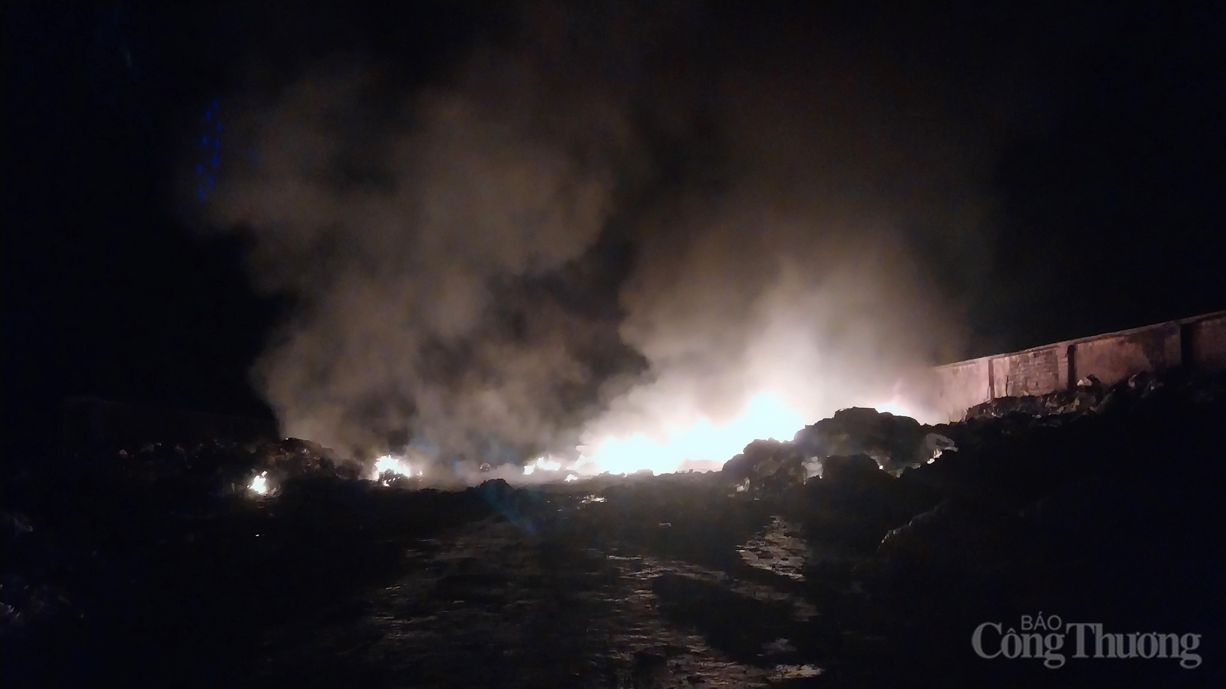 Báo cáo của UBND xã Phú Nghĩa cho biết, bãi rác Báo Công Thương phản ánh là bãi rác tập kết rác thải sinh hoạt tạm thời, không có mái che thuộc xã Phú Nghĩa (trước sáp nhập thuộc xã Trường Yên cũ).