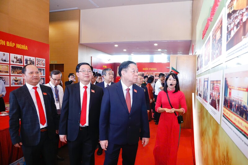 Đồng chí Nguyễn Trọng Nghĩa, Ủy viên Bộ Chính trị, Bí thư Trung ương Đảng, Trưởng Ban Tuyên giáo và Dân vận Trung ương tham quan triển lãm ảnh “Đảng bộ tỉnh Gia Lai -Tự hào viết tiếp truyền thống vẻ vang”.