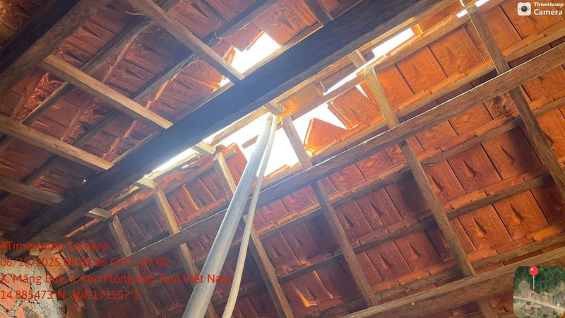 Trận động đất mạnh 4,9 độ richter đã làm cho mái ngói của khu nhà hiệu bộ hỏng hoàn toàn (hiện tại, có 1 lớp mẫu giáo (36 học sinh) và 1 phòng máy tính gồm 28 máy phục vụ hoạt động dạy học cho 100 học sinh cấp tiểu học). Ảnh: Nguyễn Dương