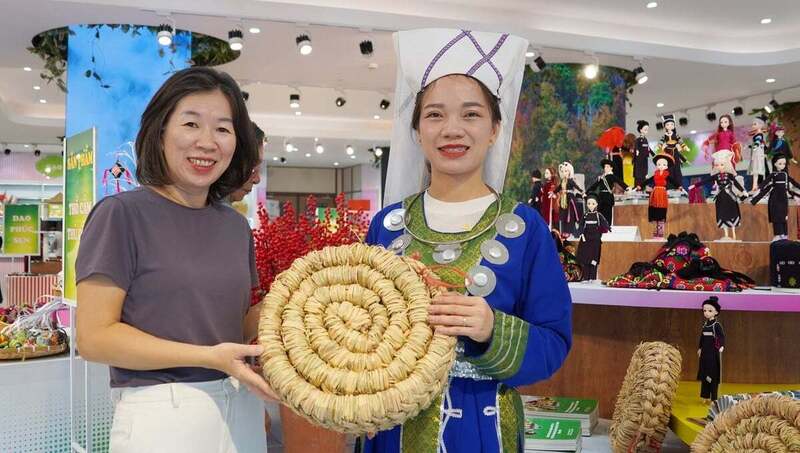 Các sản phẩm thủ công được làm bởi đồng bào dân tộc thiểu số và miền núi tỉnh Cao Bằng. Ảnh: Nguyễn Thủy.