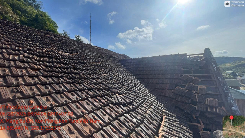 Phòng ở học sinh bán trú (4 phòng) cũng bị sụt, gãy mái ngói. Ảnh: Nguyễn Dương