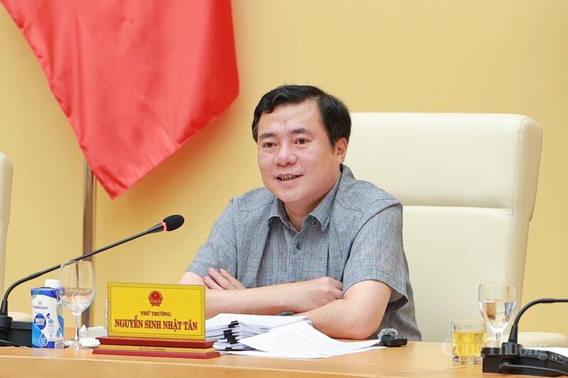 Thứ trưởng Nguyễn Sinh Nhật Tân chủ trì phiên họp. Ảnh: Quỳnh Trang