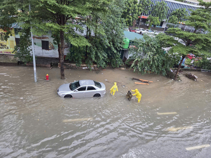 Công nhân Công ty TNHH MTV Thoát nước Hà Nội có mặt trên nhiều tuyến đường chặn và thu gom rác tại các miệng cống thoát nước.
