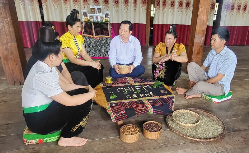 Người dân Điện Biên giới thiệu sản phẩm cà phê đặc sản địa phương, góp phần phát triển nông nghiệp hữu cơ gắn với du lịch cộng đồng. Ảnh: Trần Hương.