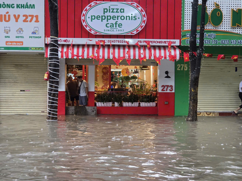 Người dân chủ động sử dụng các vật dụng khác nhau để chắn không cho nước tràn vào nhà.