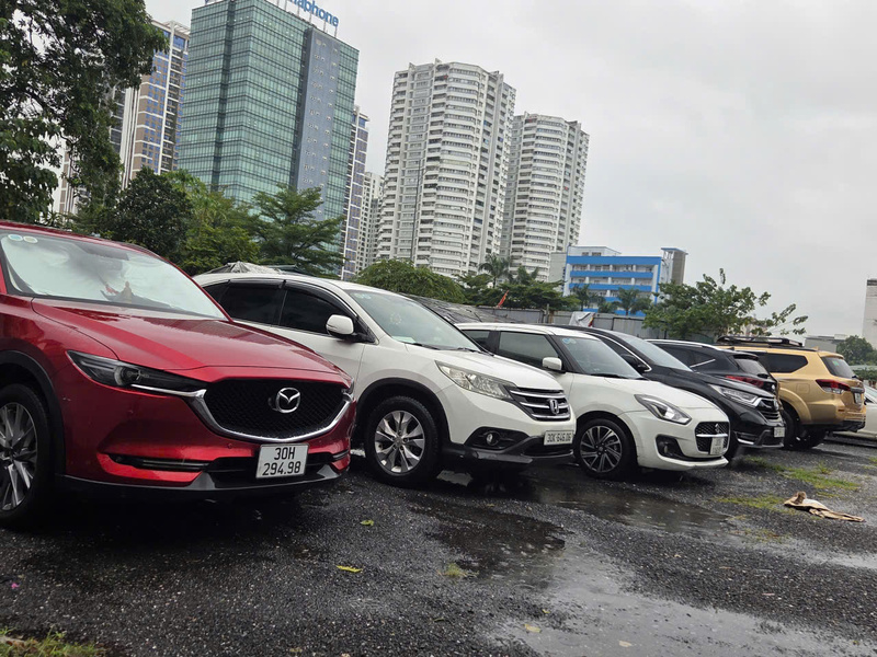 Nhiều người dân ở những khu vực có nguy cơ bị ngập đã chủ động kê, kích xe lên cao hoặc di chuyển xe đến những vị trí cao hơn.