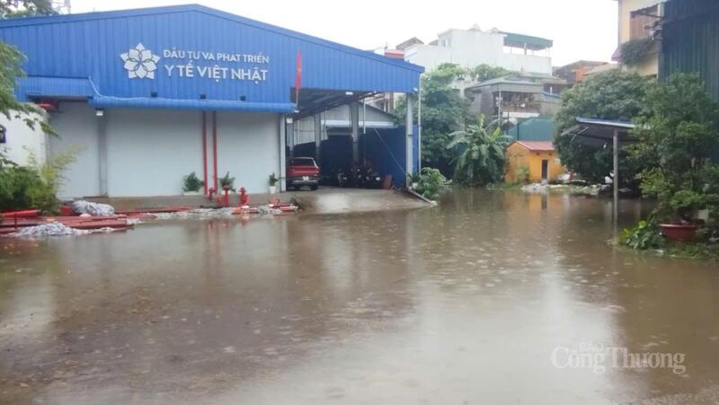 Công ty Đầu tư và Phát triển Y tế Việt Nhật cũng chủ động vận hành máy bơm dự phòng để tiêu thoát nước trong khuôn viên công ty. Ảnh: Hải Sơn