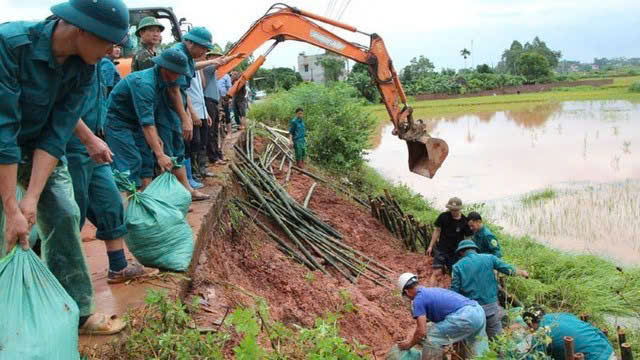 Lực lượng chức năng, người dân chung sức gia cố đê tả sông Thương. Ảnh: Cổng thông tin Điện tử Bắc Ninh