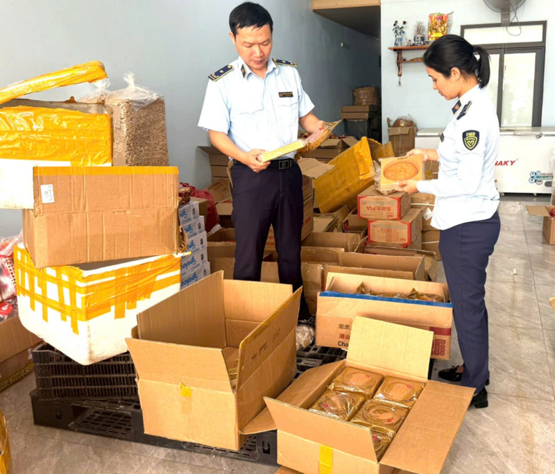 Ngày 25/9/2025, Đội QLTT số 1 thuộc Chi cục QLTT Thanh Hóa kiểm tra,  phát hiện và tạm giữ gần 400 sản phẩm thực phẩm có dấu hiệu không rõ nguồn gốc xuất xứ tại kho hàng số 99 Lê Cảo, phường Hạc Thành, tỉnh Thanh Hóa do ông Nguyễn Hữu Long là chủ cơ sở. Ảnh: QLTT Thanh Hóa.