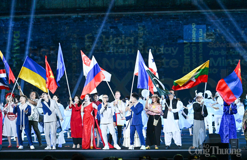 Với tinh thần Kết nối - Sẻ chia - Lan tỏa yêu thương, Lễ hội Văn hóa Thế giới tại Hà Nội không chỉ là cuộc gặp gỡ thắm tình hữu nghị giữa các nền văn hóa mà còn là hành trình nhân ái hướng về người dân đang chịu ảnh hưởng nặng nề của thiên tai.