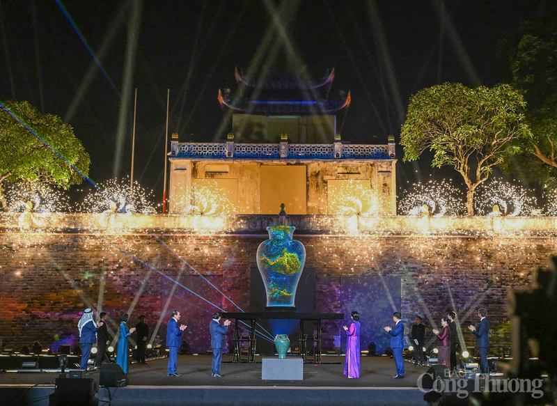 Thủ tướng Chính phủ và các đại biểu thực hiện nghi thức đặc biệt (vẽ tranh gốm ngũ sắc) khai mạc lễ hội.