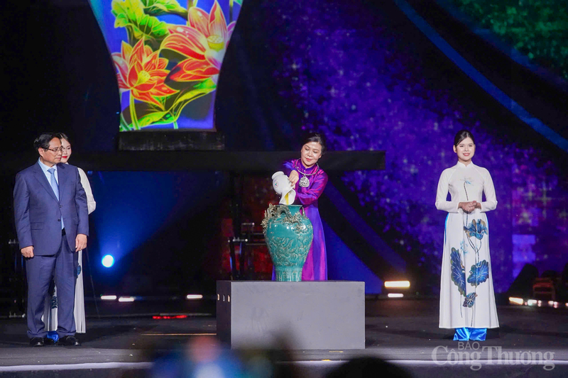 Bà Ngô Phương Ly, Phu nhân Tổng Bí thư Tô Lâm thực hiện nghi thức đặc biệt (vẽ tranh gốm ngũ sắc) khai mạc Lễ hội.