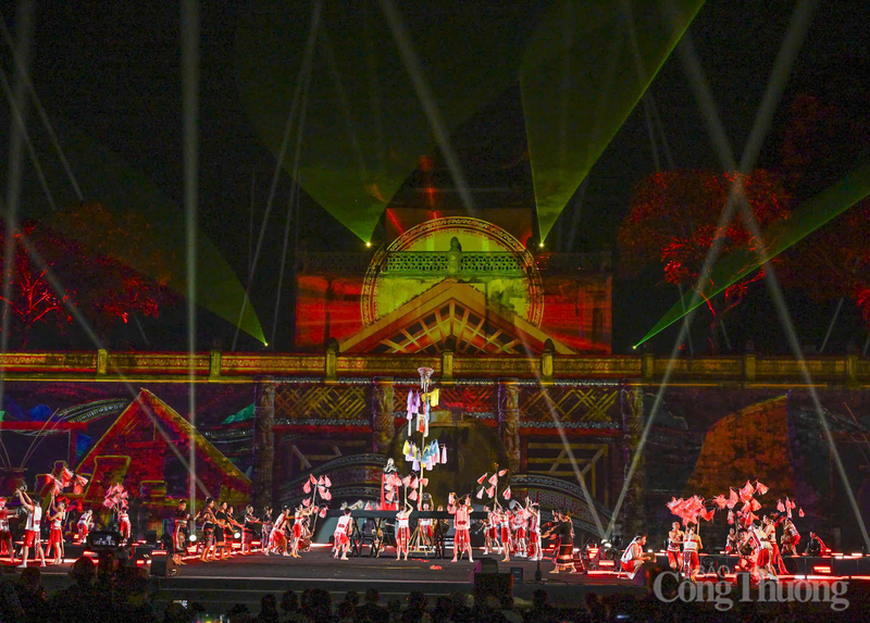 Tối 10/10 tại Trung tâm Di sản Hoàng thành Thăng Long, Lễ hội Văn hóa Thế giới tại Hà Nội lần thứ nhất đã khai mạc, đánh dấu lần đầu tiên gần 50 quốc gia từ năm châu hội tụ về Thủ đô để tôn vinh văn hóa và nghệ thuật toàn cầu.