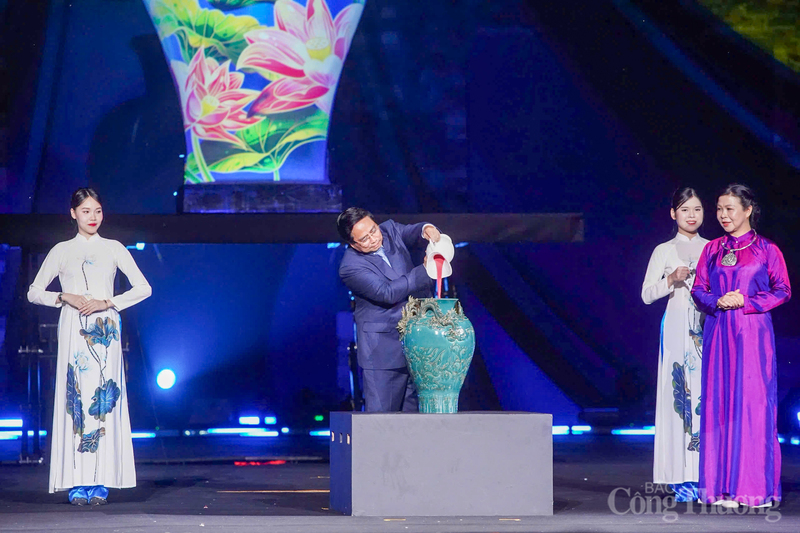 Thủ tướng Chính phủ thực hiện nghi thức đặc biệt (vẽ tranh gốm ngũ sắc) khai mạc lễ hội.