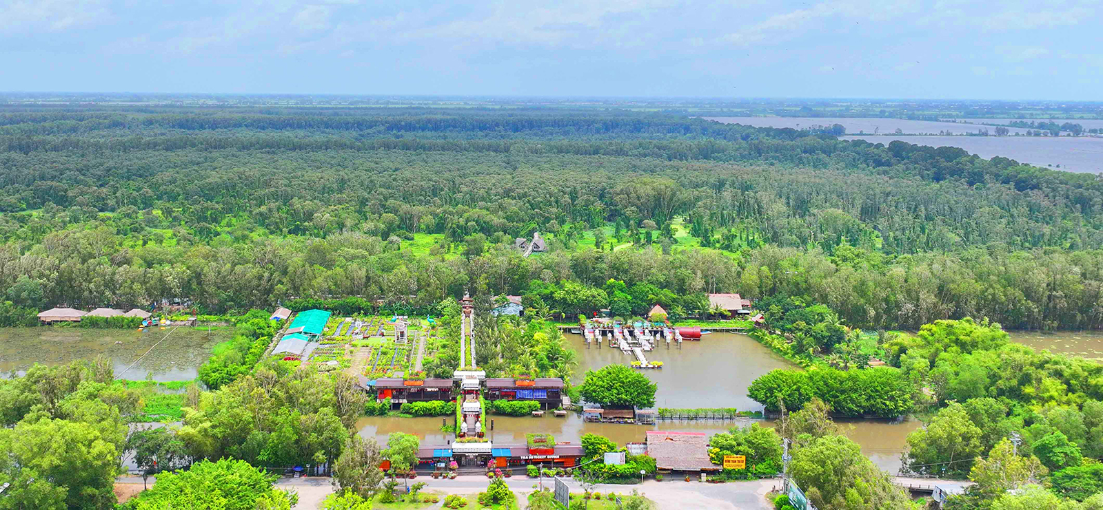 Cổng vào rừng tràm Trà Sư được Công ty Cổ phần Du lịch An Giang (thành viên của Tập đoàn Sao Mai) đầu tư xây dựng rất đẹp và khang trang. Tại khu vực vùng đệm này có nhà hàng ẩm thực, khu vui chơi, giải trí, lầu vọng cảnh phục vụ lữ khách.