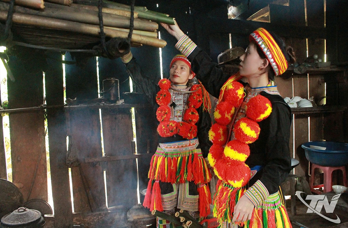 Những ống trà lam được để trên gác bếp củi một khoảng thời gian nhất định để trà khô và quyện vị khói bếp.