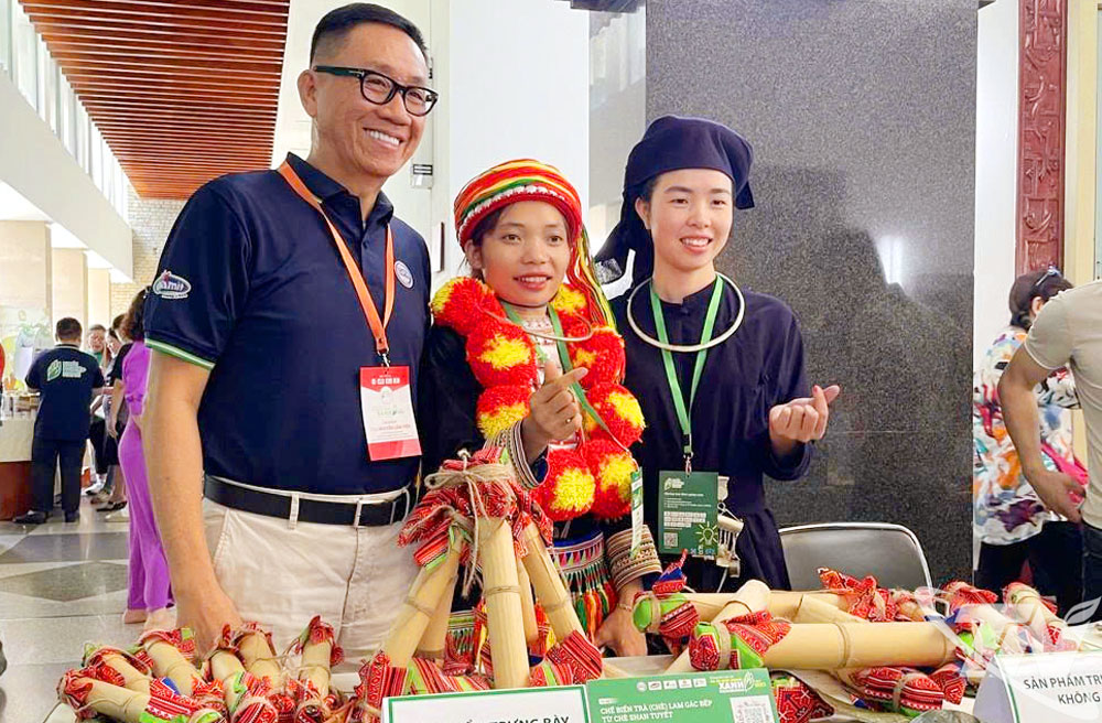 Chị Đặng Thị Dất (đứng giữa) tại Cuộc thi khởi nghiệp xanh được tổ chức tại Thủ đô Hà Nội.