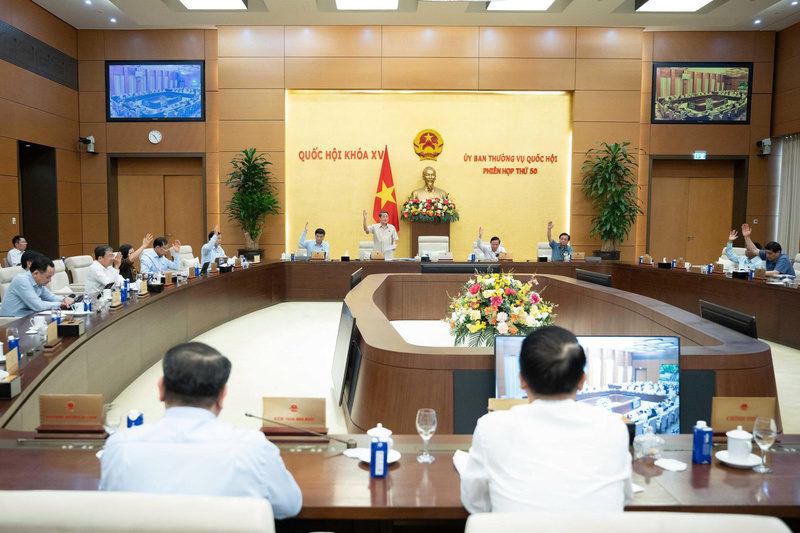 Biểu quyết thông qua Nghị quyết của Ủy ban Thường vụ Quốc hội về điều chỉnh mức giảm trừ gia cảnh của thuế thu nhập cá nhân