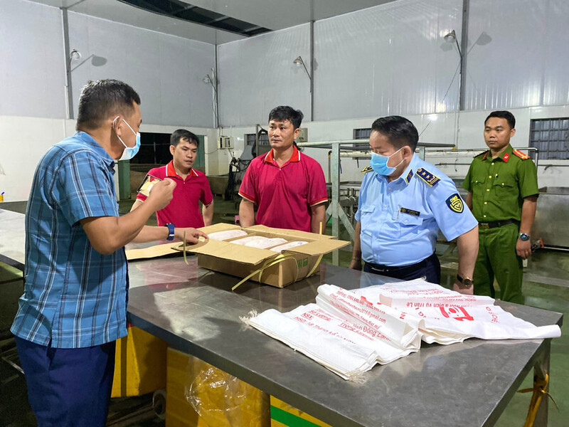 Lực lượng chức năng kiểm tra sản phẩm đã đóng gói, cấp đông tại hộ kinh doanh heo không rõ nguồn gốc xuất xứ. Ảnh: QLTT.